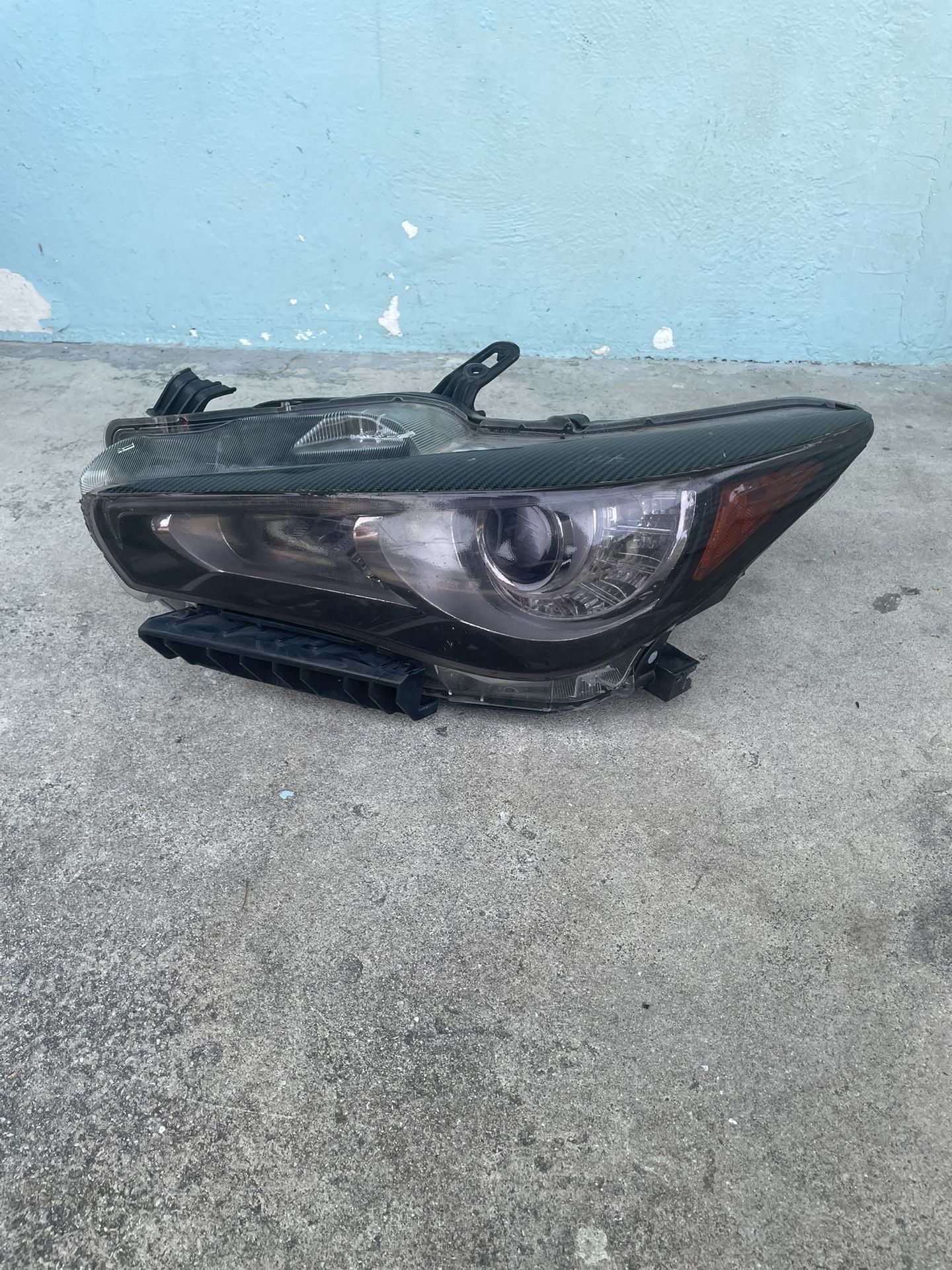 Infiniti Q50 Headlight (left)