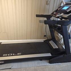 Sole F80 Treadmill (Folding) - Excellent Condition