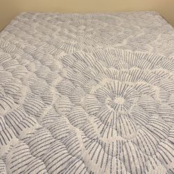 Queen Bed Set – Like New (Mattress + Box Spring + Metal Frame)