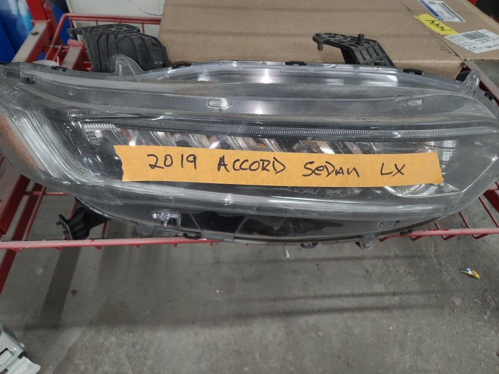 Two thousand nineteen honda  Accord, sedan Right front headlamp