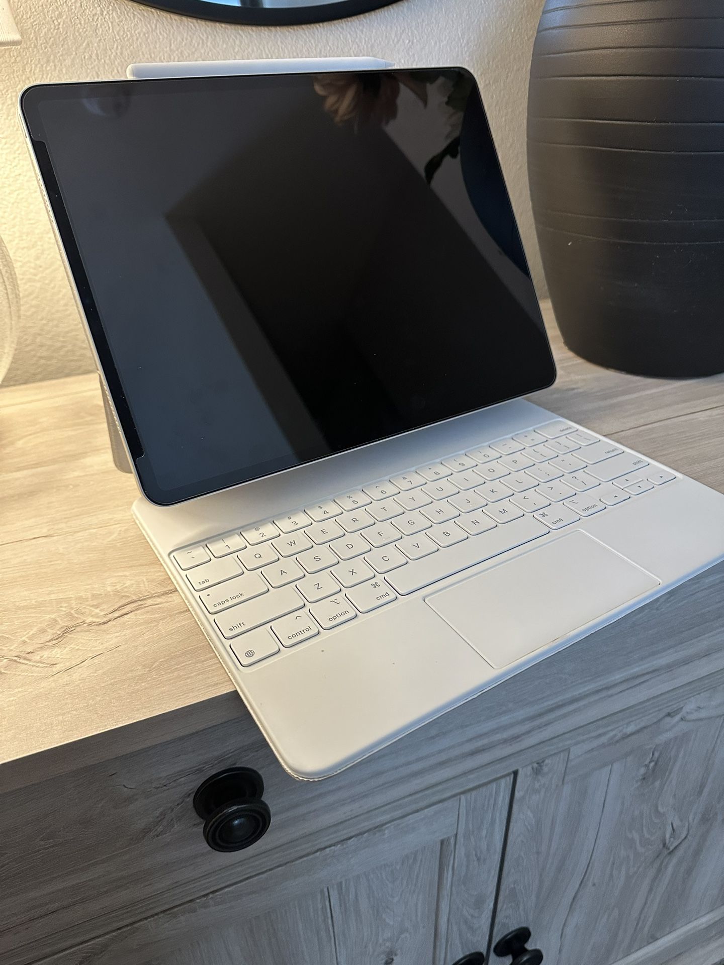 Apple Bundle: iPad Pro 12.9” (6th Generation) + Magic Keyboard + Apple Pencil (2nd Generation)