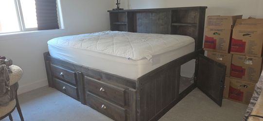 Living Spaces Summit Gray Full Size Daybed with storage drawers
