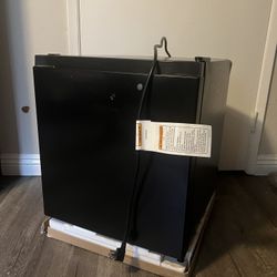 1.6 Cu. Ft. Mini fridge Black