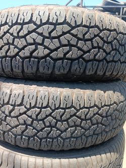 Vendo 2 Llantas 235 75 15 Goodyear