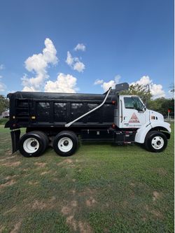 Tandem axle dump truck