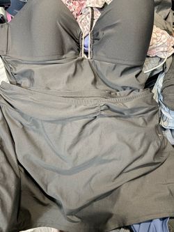 Woman’s bathing suit 1 x top with skirt skirt with built in bottom
