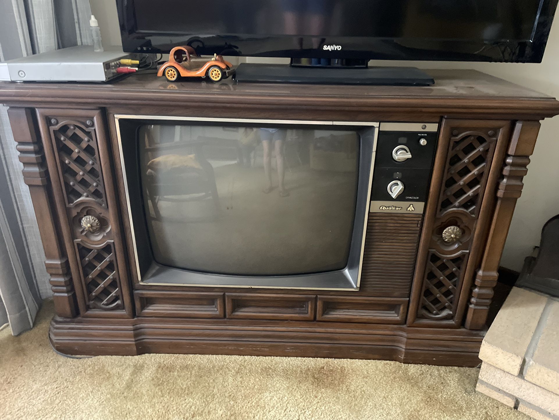 Vintage Beauty!Quasar. 1980’s Console TV