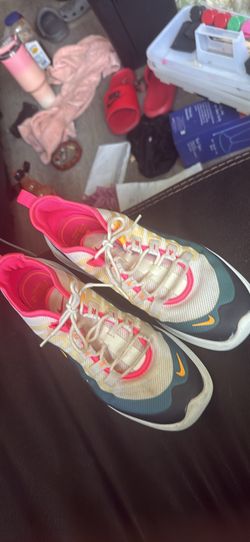 Woman’s nike air max’s