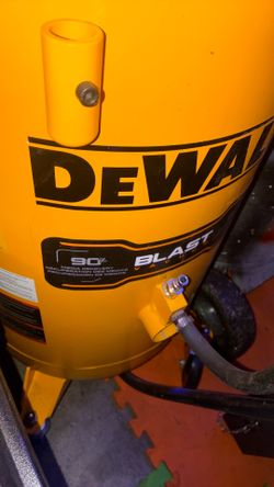 Dewalt portable material blaster with vacuum