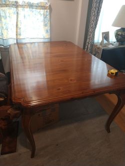 Ethan Allen 68x44 dining table with two 15" leaves and table pads