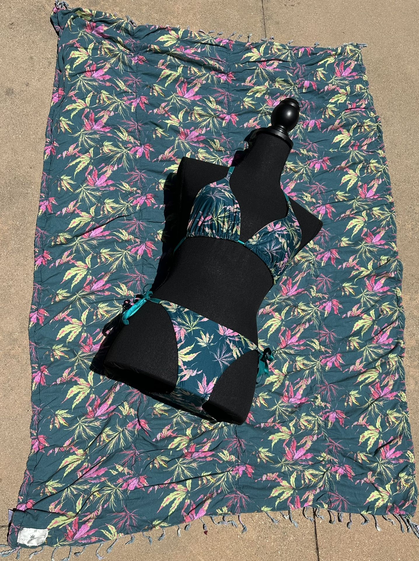 Leaf print bikini matching beach blanket