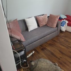 Couch With 5 Pillows