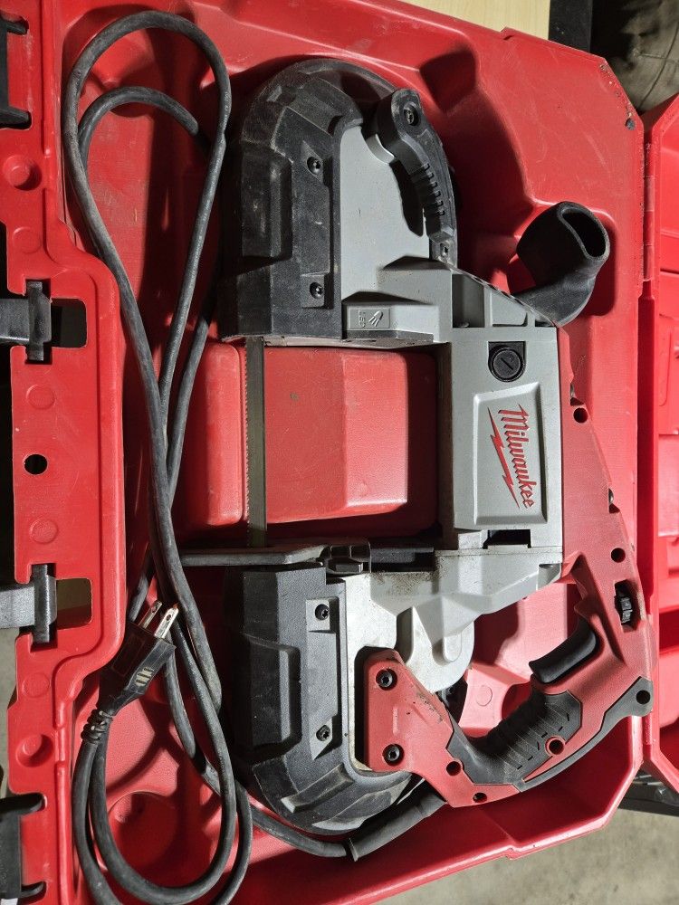 Milwaukee 11 Amp Deep Cut Band Saw