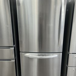 Final Sale/ 33”wide Bottom Freezer Fridge With Ice Maker 