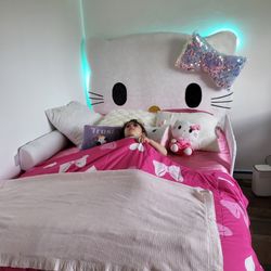 Hello Kitty Bed . Full Size