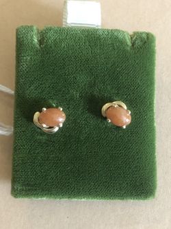 14 KT fine orange jade pierced earrings. Vintage new