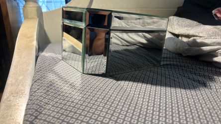 Jewelry box and jewelry
