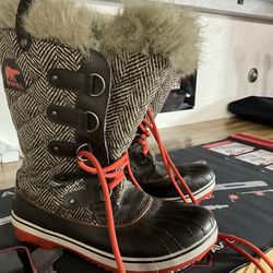 NEW SOREL WOMENS SNOW BOOTS IN BROWN AND ORANGE SIZE 11