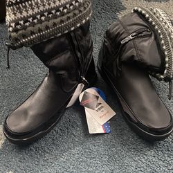 Tote  Snow Boots  Size 9, Black 
