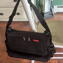 SKIP HOP MESSENGER BAG