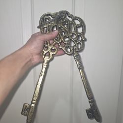 Gold Metal Key Deco