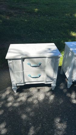 2 matching nightstands