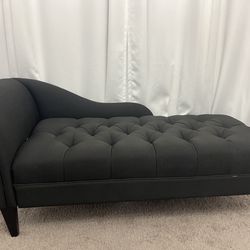 Tufted indoor chaise lounge