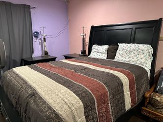 Ashley’s Furniture!! Queen Bed w/nightstands.