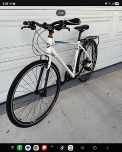 Giant Hybrid Size Medium Wheels 700cc Speeds 21 with rear book rack  carbon forks Light Weight