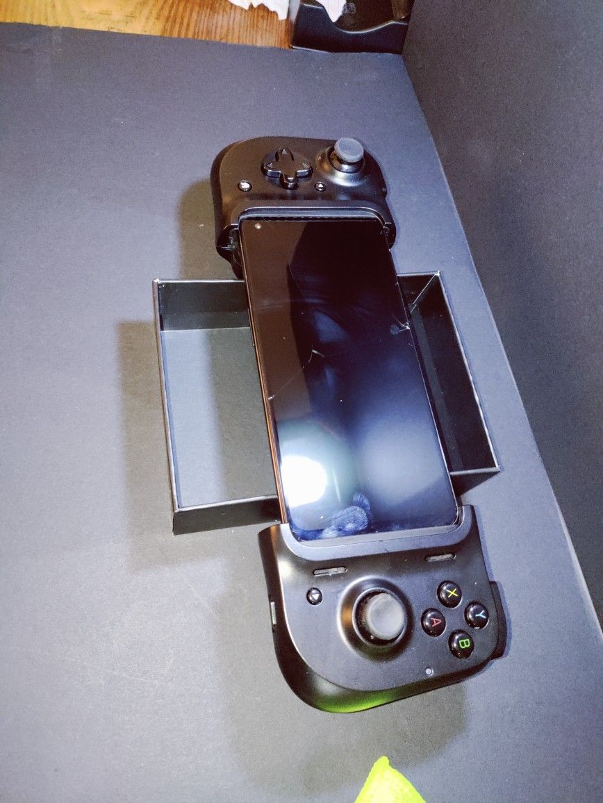 1- Razer Kishi Gamepad V1 ; And 1- BSP-D3 Gamepad