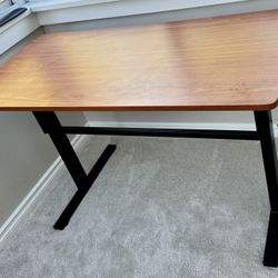 Adjustable Computer Table