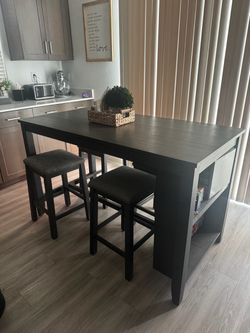 Counter Height Table with 4 Stools