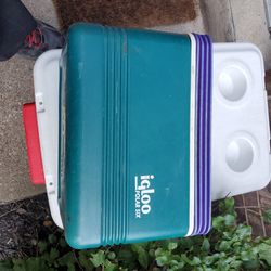A Igloo Six Pack Cooler 