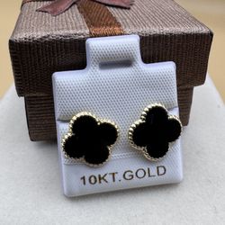 Oro De 10K Broquel De Clover Grande. 