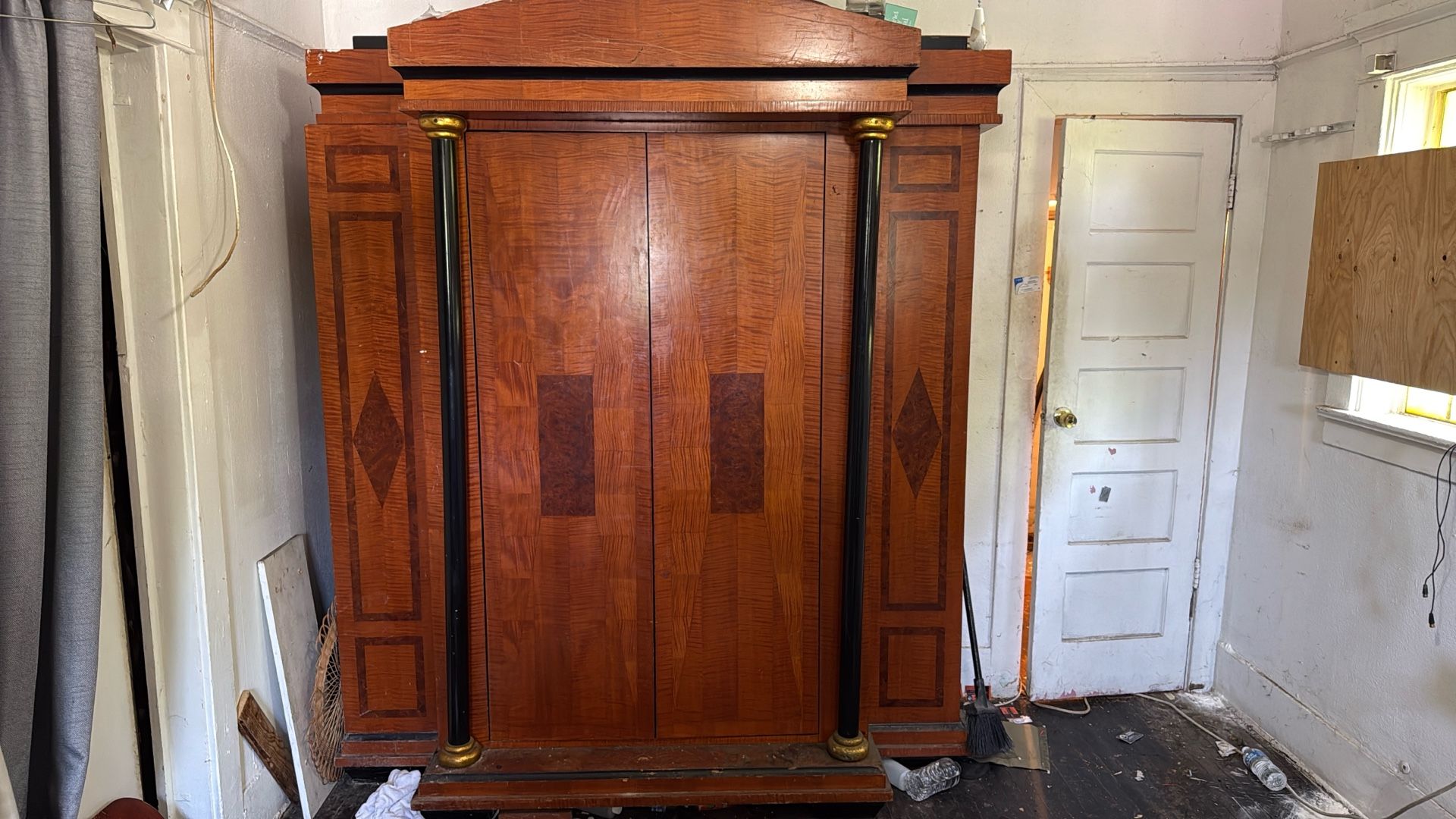 Vanity Closet With Drawer’s
