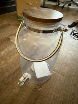 1.5 gallon pitcher with spout