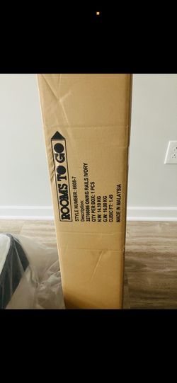 ROOMS TO GO bed frame