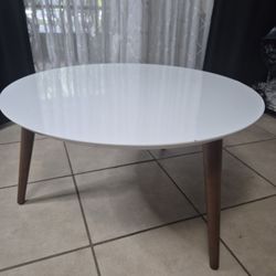 White round table 31" round 18" tall