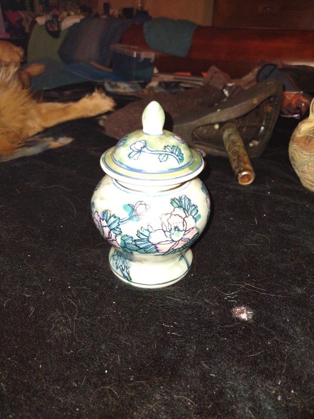 vase Vintage beautiful floral vase with lid