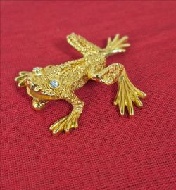 Vintage St. John Gold-tone Climbing Frog Brooch/Pin Crystal Rhinestone Eyes