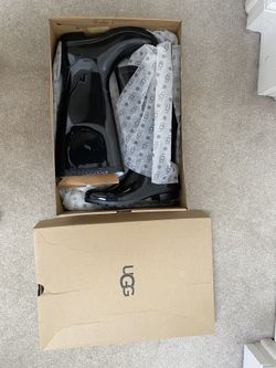 New UGG Women's Shaye Boot, size 6