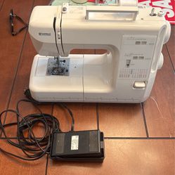 Kenmore Sewing Machine With Hard Carrying Case 