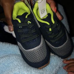 TODDLER GAP SNEAKERS 