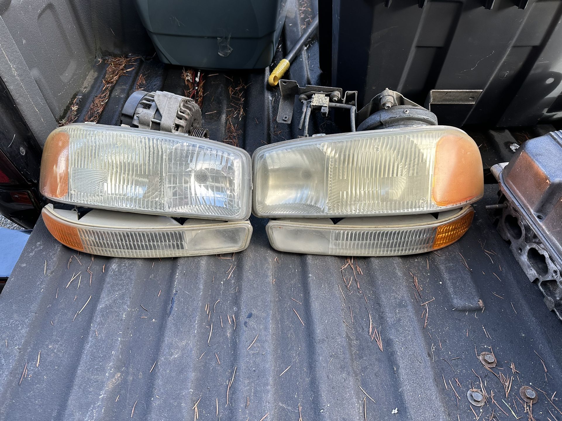 2003 GMC Yukon Headlights 