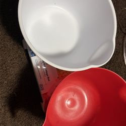 Two mixing bowl with a handle on it
