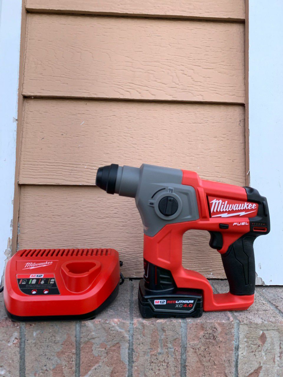 New Milwaukee M12 FUEL 12-Volt Lithium-Ion 5/8 in. Brushless Cordless SDS-Plus Rotary Hammer Kit W/ 4.0 Battery