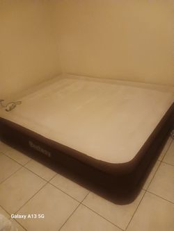 Queen air mattress w/ built in pump and bag
