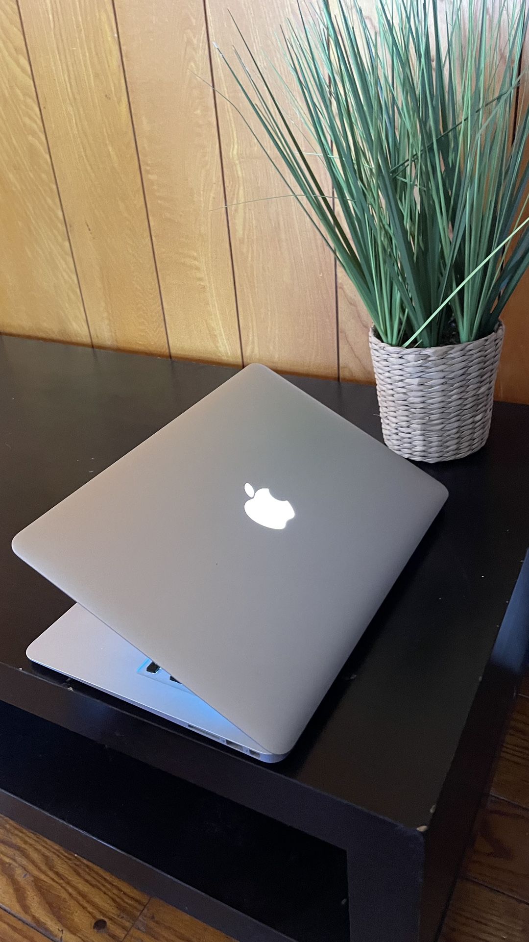 Apple Macbook Air 13” I5/8GB/256GB SSD $180