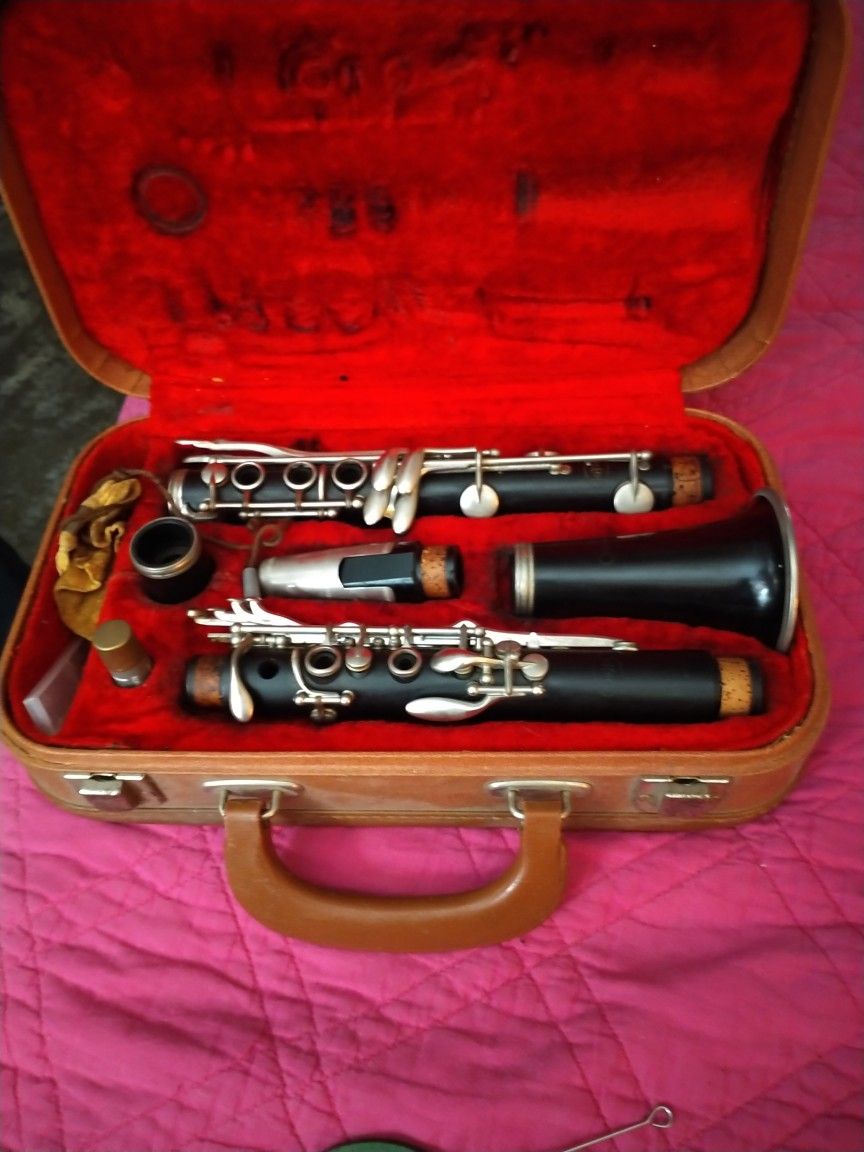Jeffrey Vintage Clarinet In Case.  Must sell $200