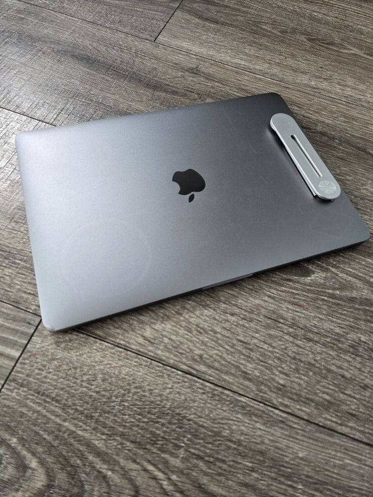 Macbook Pro 2017 13" Display 2.3 GHz DUAL Intel core